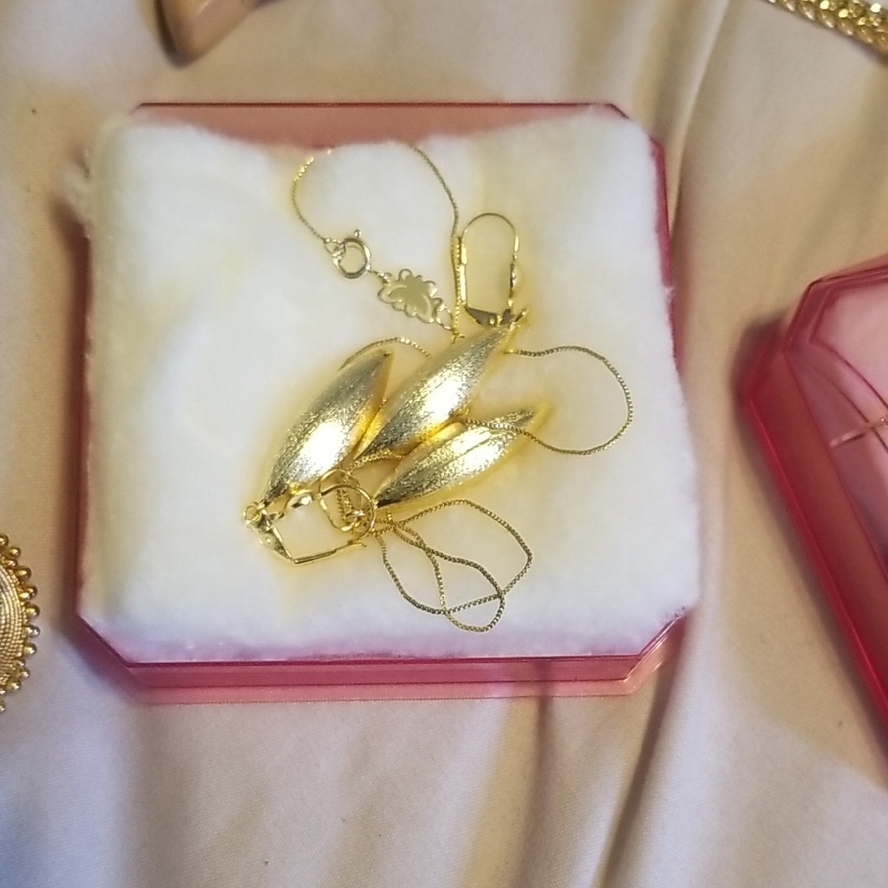 Gold Leaf Pendant Necklace